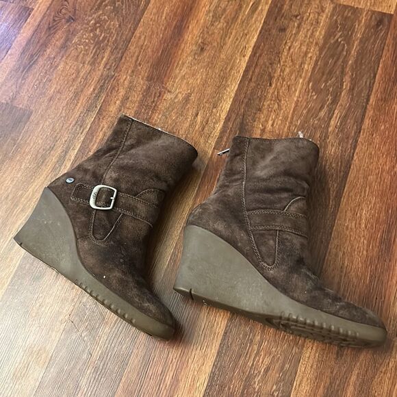 Ugg boots size 9  - Picture 5 of 14